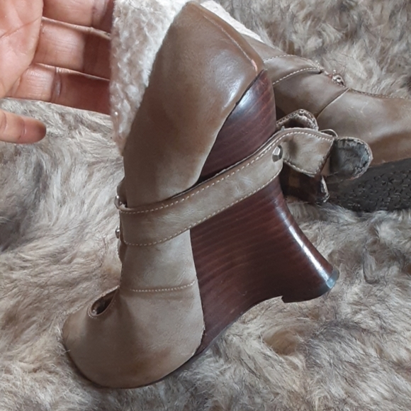 Shoes - Picture 6 of 8